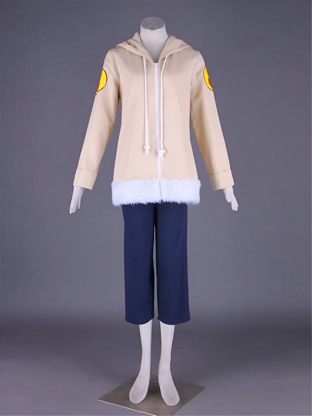 Costume Naruto Shippuden pour femme avec veste beige à capuche et pantalon bleu foncé.