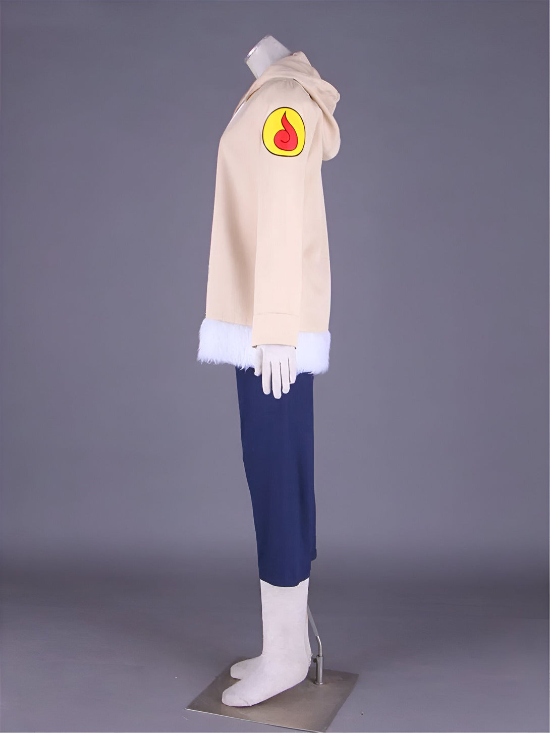 Costume Naruto Shippuden pour femme avec veste à capuche beige, bordure blanche et pantalon bleu marine. Le costume présente le symbole du clan Uzumaki sur la manche.