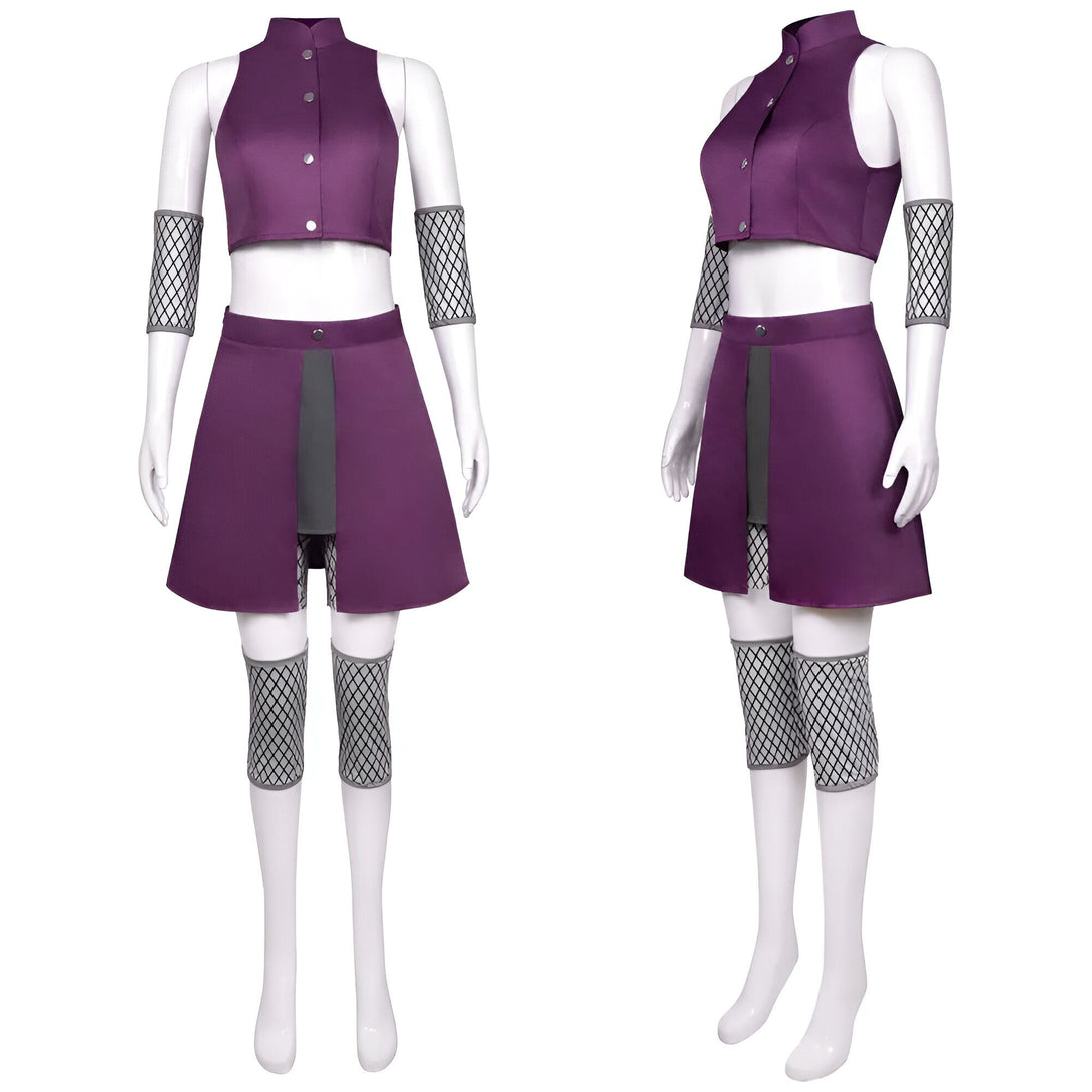 Costume de cosplay de Sakura Haruno, composé d'une jupe violette, d'un haut sans manches violet, de genouillères grises et de manchettes grises. Le costume est présenté sur un mannequin.