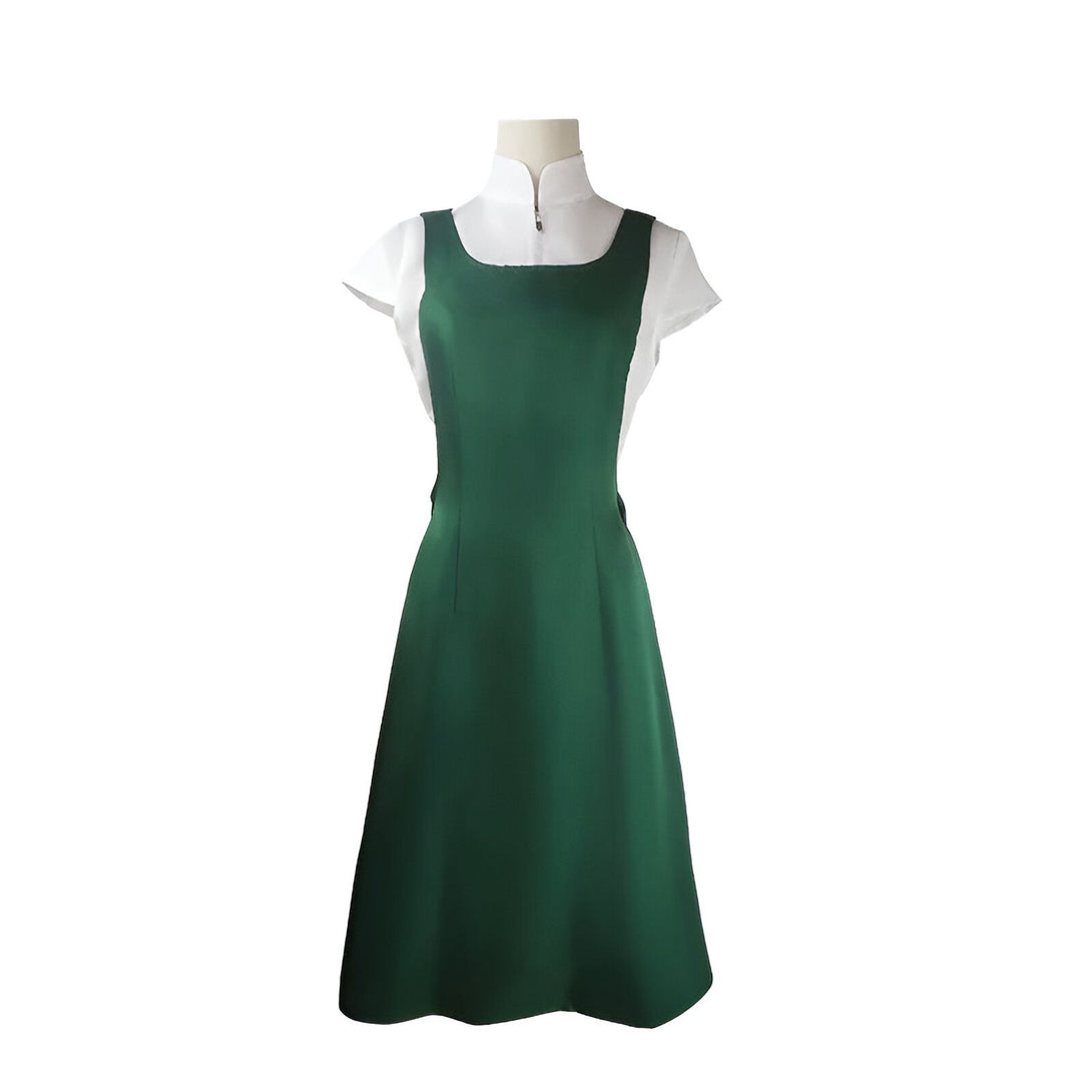 Robe verte à bretelles avec un chemisier blanc à manches courtes. Cette tenue est inspirée de l'univers de Naruto.