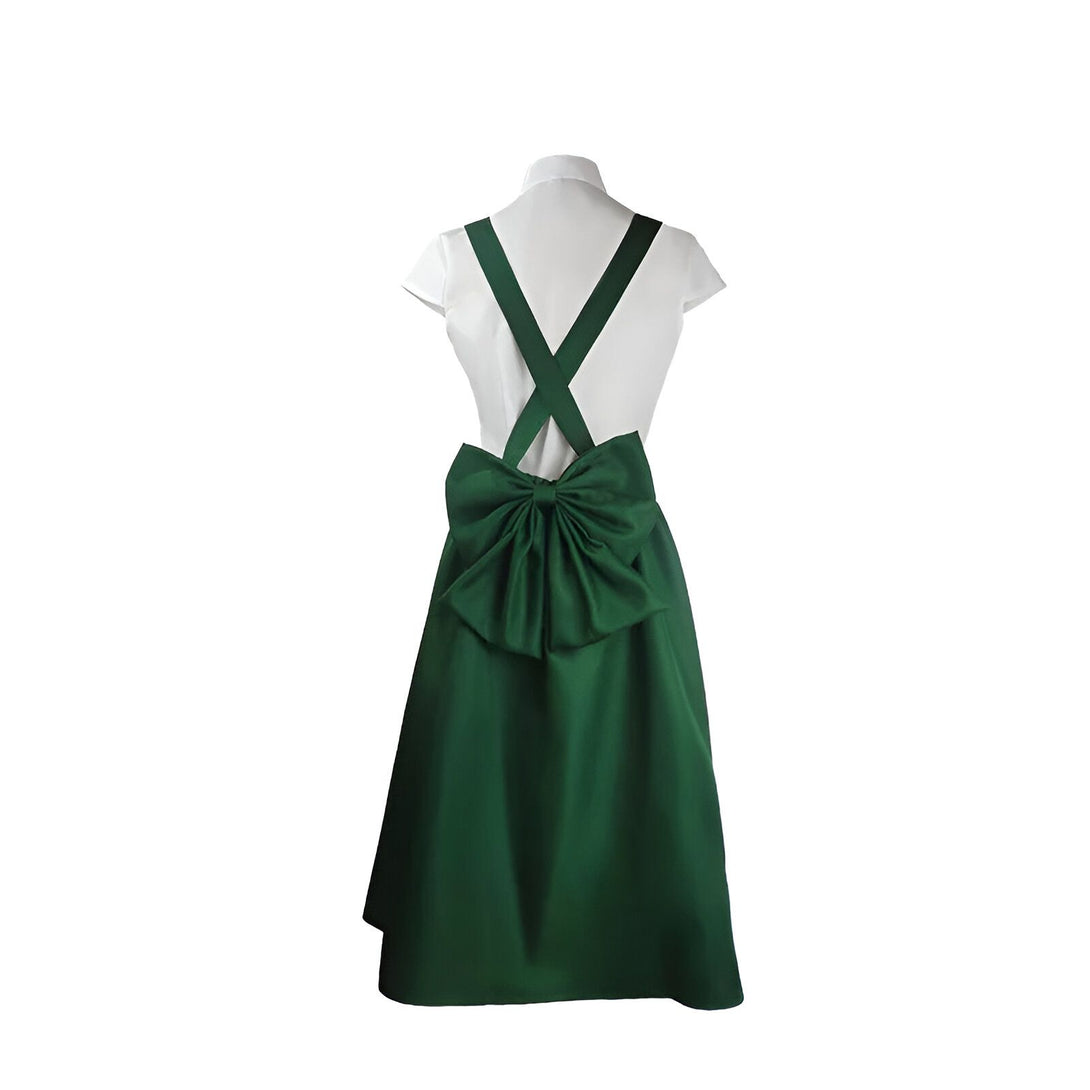 Vue arrière d'une robe verte avec un nœud dans le dos et des bretelles croisées. La robe est portée sur une chemise blanche.
