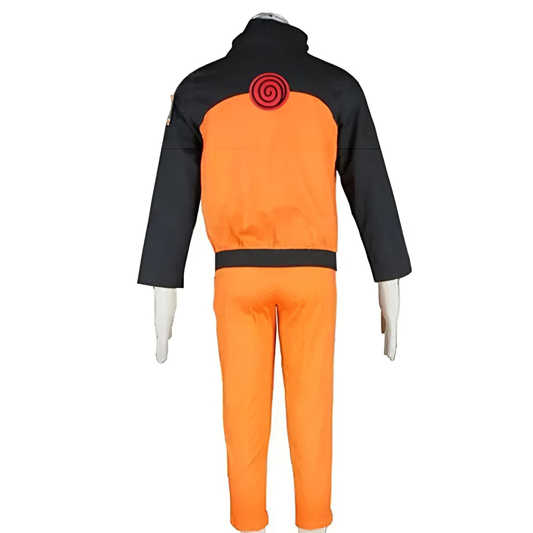 Costume Naruto avec veste orange et noire et pantalon orange, le symbole du village de Konoha est affiché sur le dos de la veste.