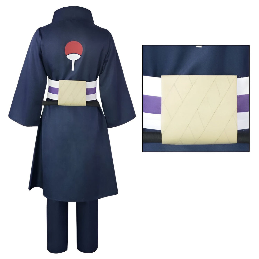 Costume Naruto Shippuden avec un kimono bleu foncé, un symbole du Sharingan rouge sur le dos, une ceinture blanche avec des détails violets, un pantalon bleu foncé et une poche sur le dos.