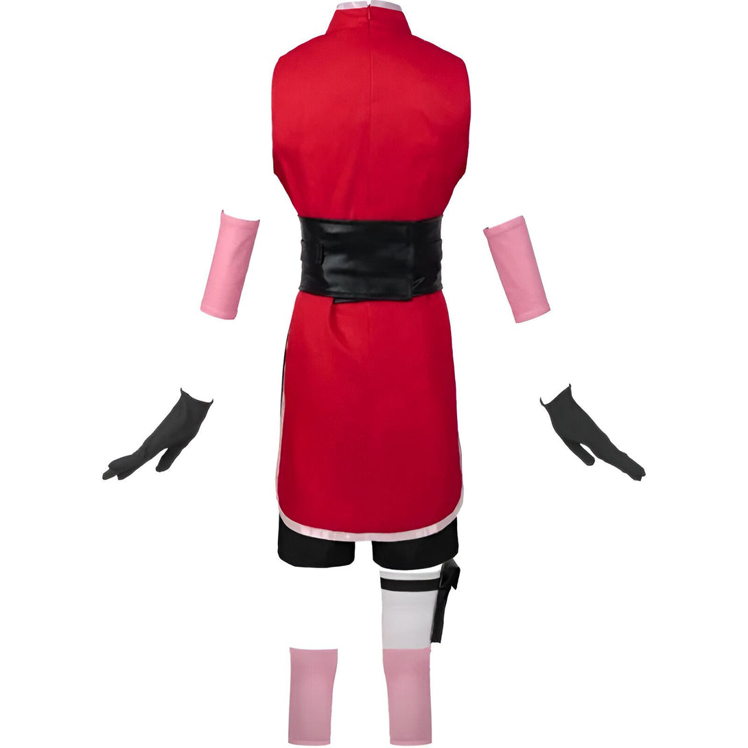 Costume de Sakura Haruno de Naruto Shippuden, comprenant une robe rouge, une ceinture noire, des brassards roses, des gants noirs, des jambières roses et un holster.