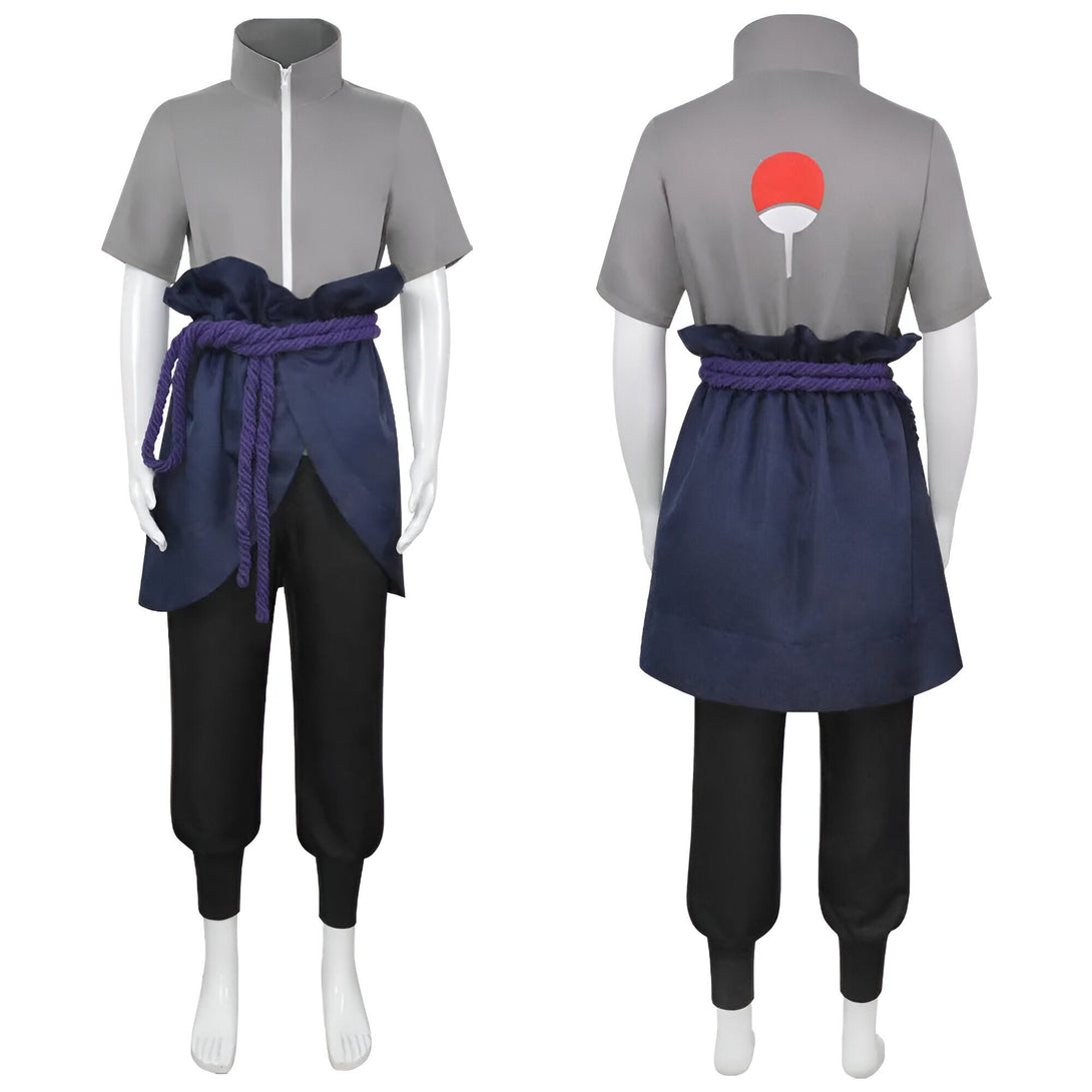 Costume Naruto Shippuden avec chemise grise, pantalon noir, jupe bleu foncé et ceinture violette. Le dos de la chemise présente le symbole du Sharingan.