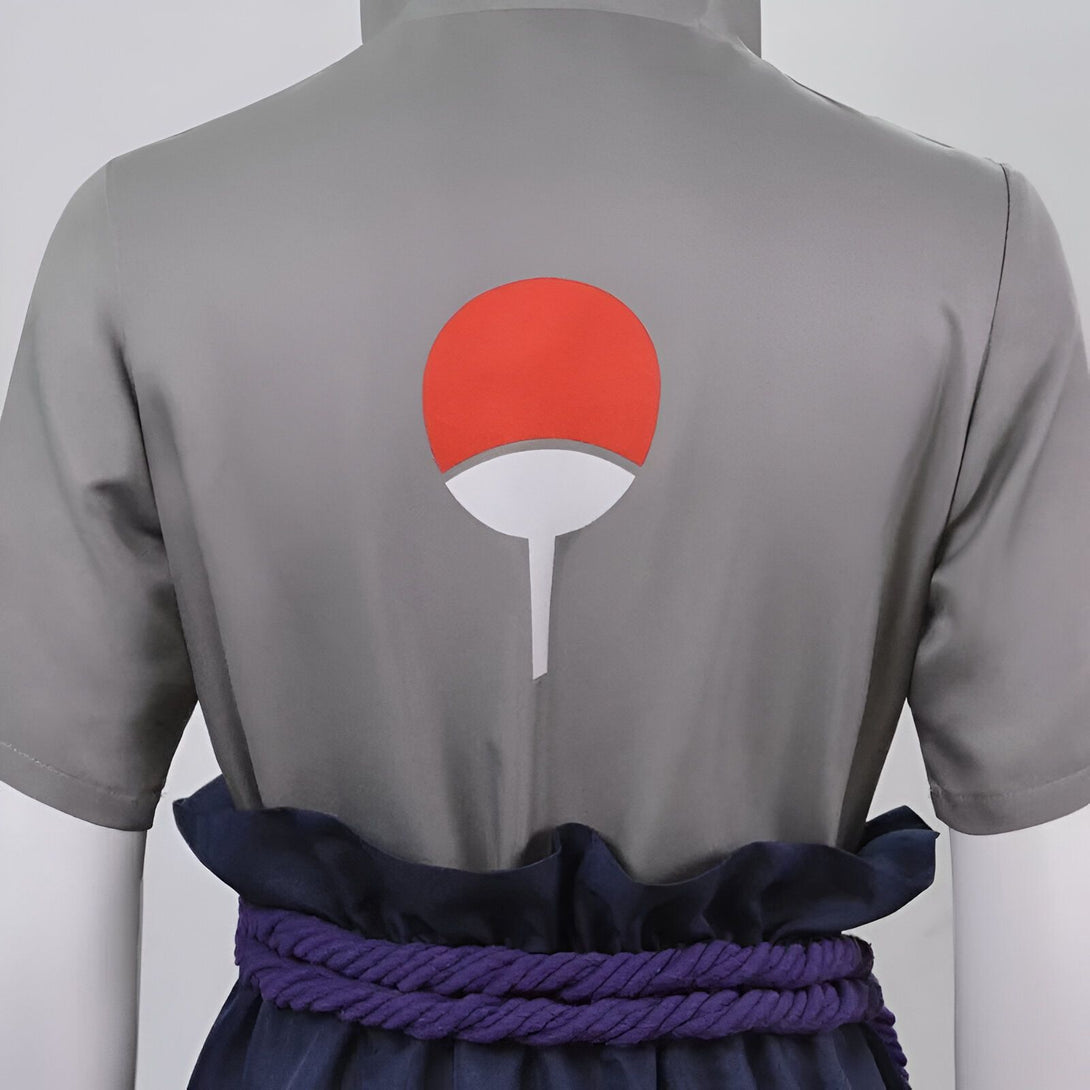 Costume Naruto gris avec le symbole de l'Akatsuki au dos, ceinture violette.