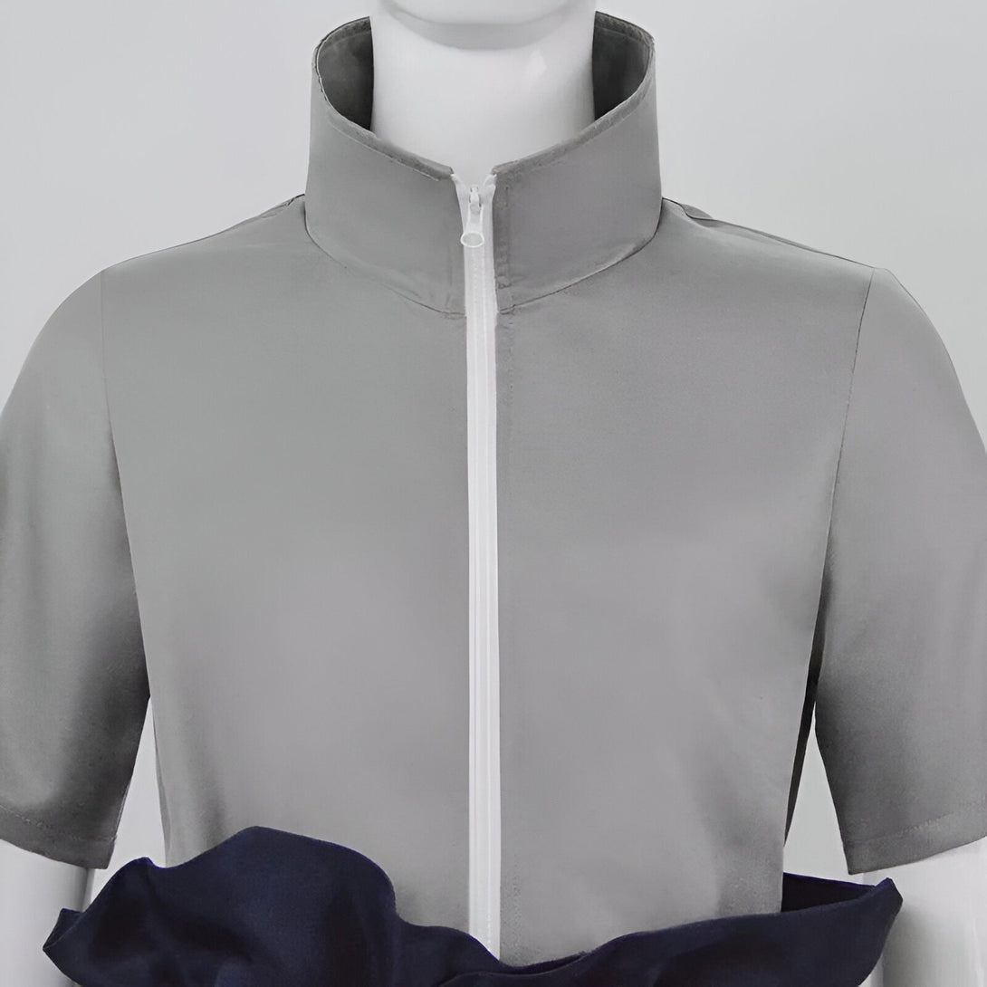 Détail de la veste grise avec fermeture éclair blanche de l'uniforme de Naruto. Le tissu est doux et confortable, idéal pour les fans de la série.