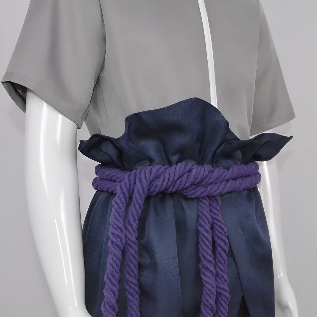 Costume Naruto avec haut gris et pantalon bleu foncé, une ceinture en corde violette.
