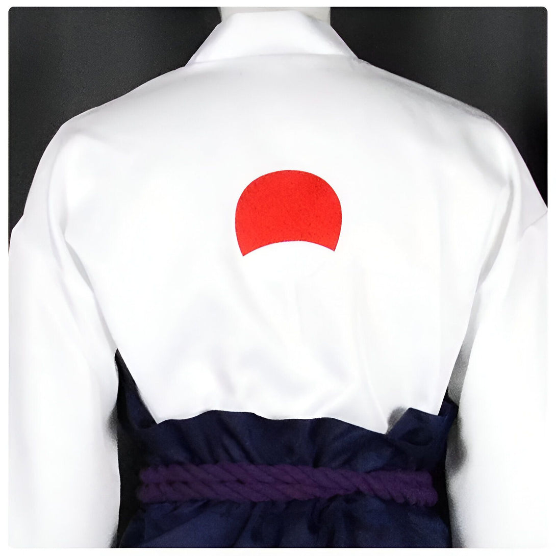 Veste blanche avec un emblème rouge sur le dos, inspiré du personnage de Naruto Uzumaki, avec une ceinture violette.