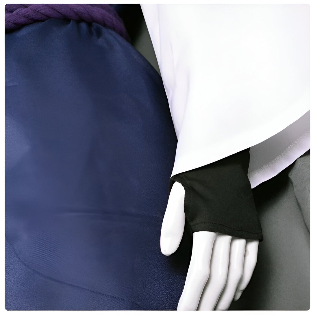 Un gros plan sur un costume Naruto, mettant en évidence la veste bleue et le gant noir. La texture du tissu est visible.