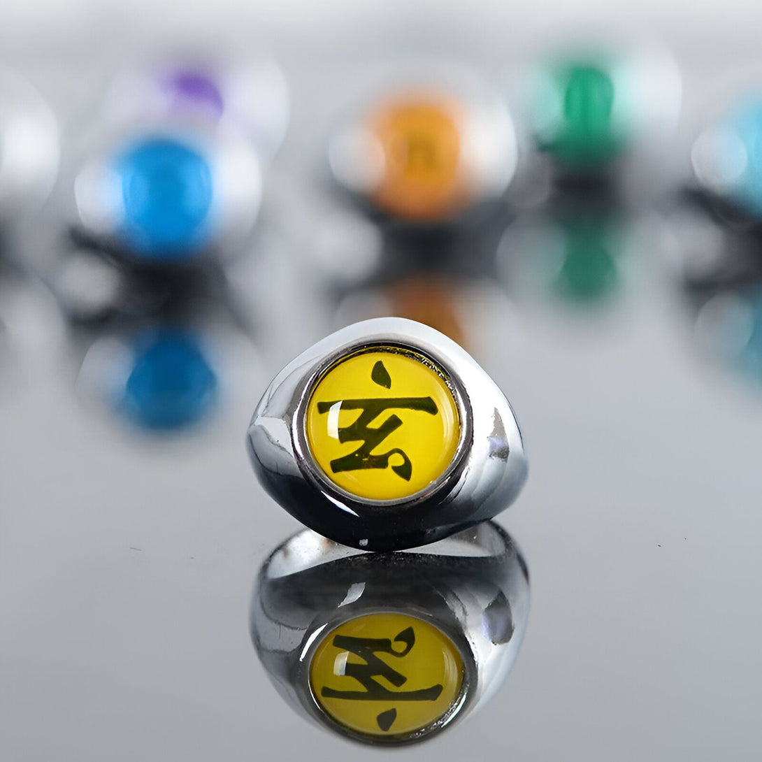 Bague Naruto avec le symbole du clan Uchiwa, une bague en argent avec un cabochon jaune.