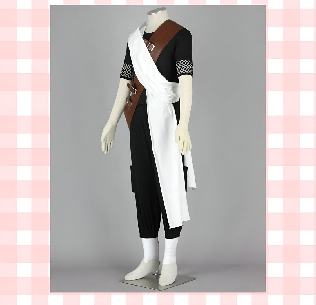 Costume Naruto Shippuden pour homme, comprenant un haut noir à manches courtes avec une bande de filet noire, un pantalon noir avec des poches latérales, une ceinture marron et une longue écharpe blanche.