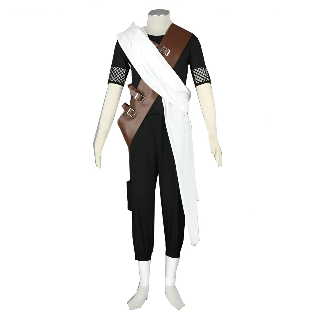 Costume Naruto Shippuden pour homme, composé d'un t-shirt noir à manches courtes, d'un pantalon noir et d'une longue écharpe blanche. La ceinture marron est ornée de boucles argentées.