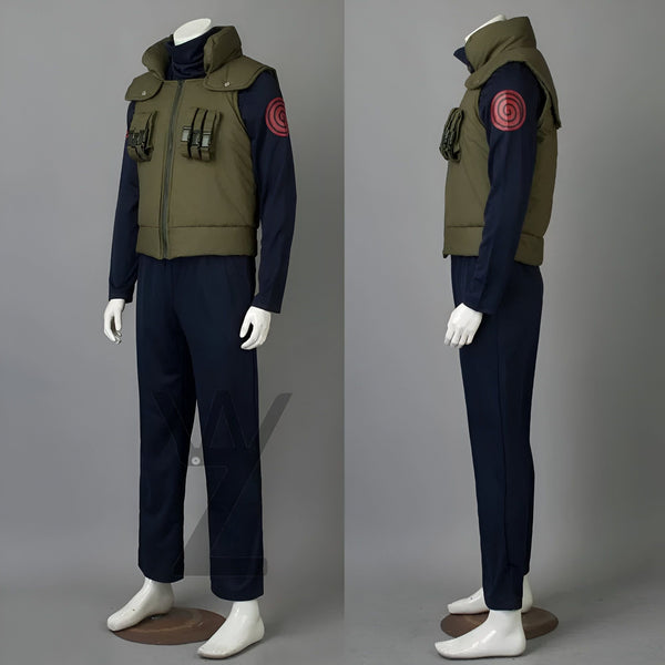 Costume de cosplay Naruto avec veste verte, pantalon bleu foncé et emblème rouge et blanc du village caché de la feuille.