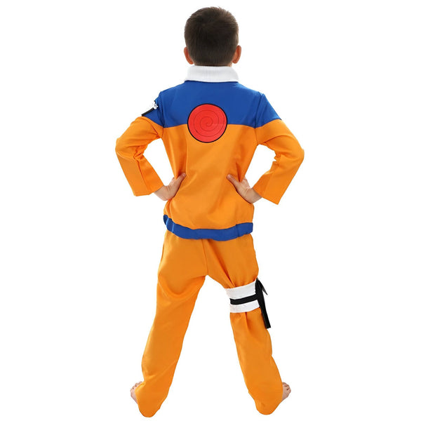 Un enfant portant un costume Naruto orange et bleu avec le symbole de l'Uzumaki sur le dos.