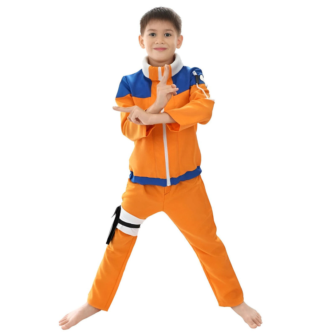 Un jeune garçon portant un costume orange et bleu inspiré de Naruto, un personnage populaire de l'anime japonais. Le costume est composé d'un haut et d'un pantalon avec des détails caractéristiques du personnage. Le garçon sourit et regarde la caméra.