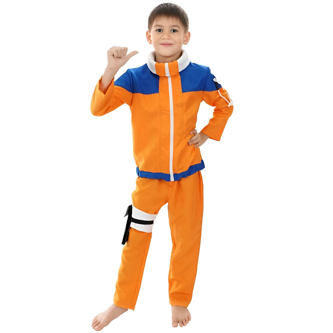 Un jeune garçon portant un costume Naruto orange et bleu.