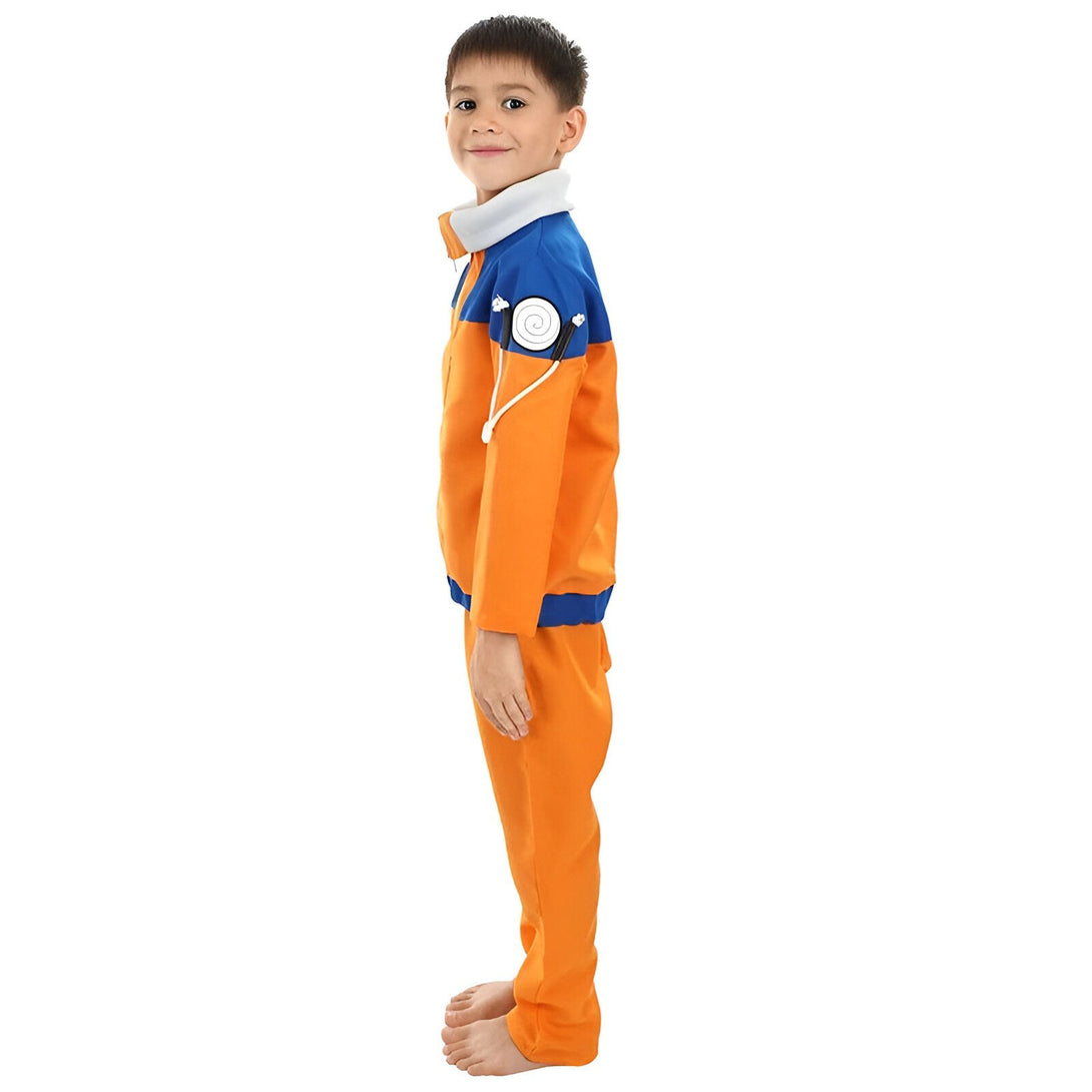 Un jeune garçon portant un costume Naruto orange et bleu, avec le symbole du village de Konoha sur la manche.