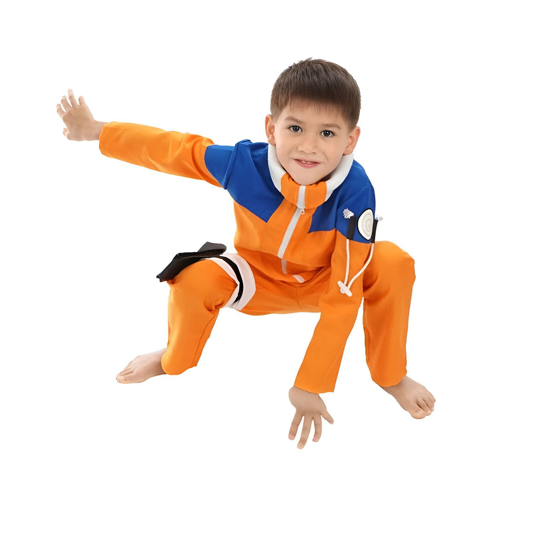Un jeune garçon portant un costume Naruto orange et bleu, prêt à combattre.  Découvrez notre collection de produits Naruto pour les fans de tous âges !