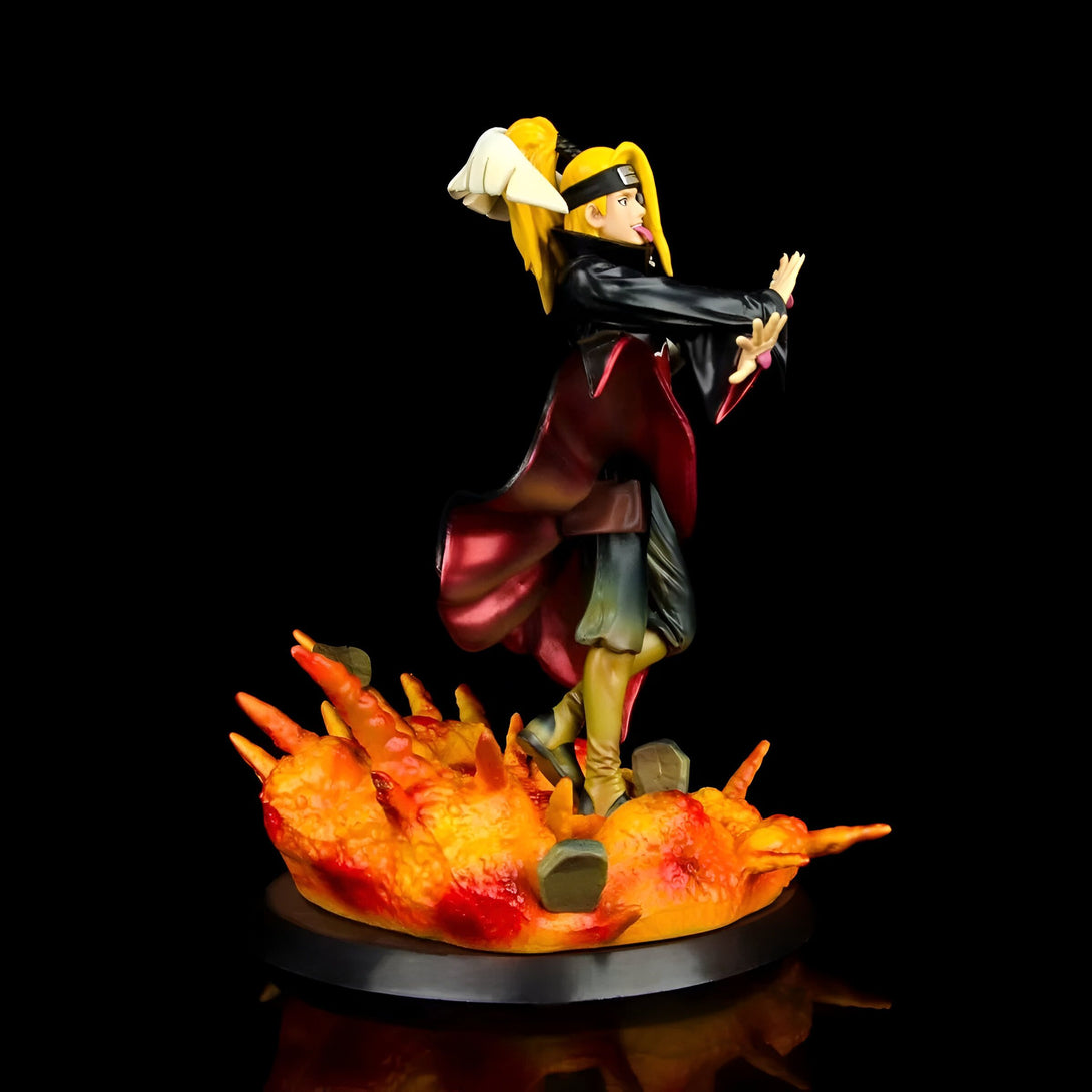 Statue de Pain, personnage de l'anime Naruto, posant sur un socle de flammes. Il porte un manteau rouge et noir et a les cheveux blonds.