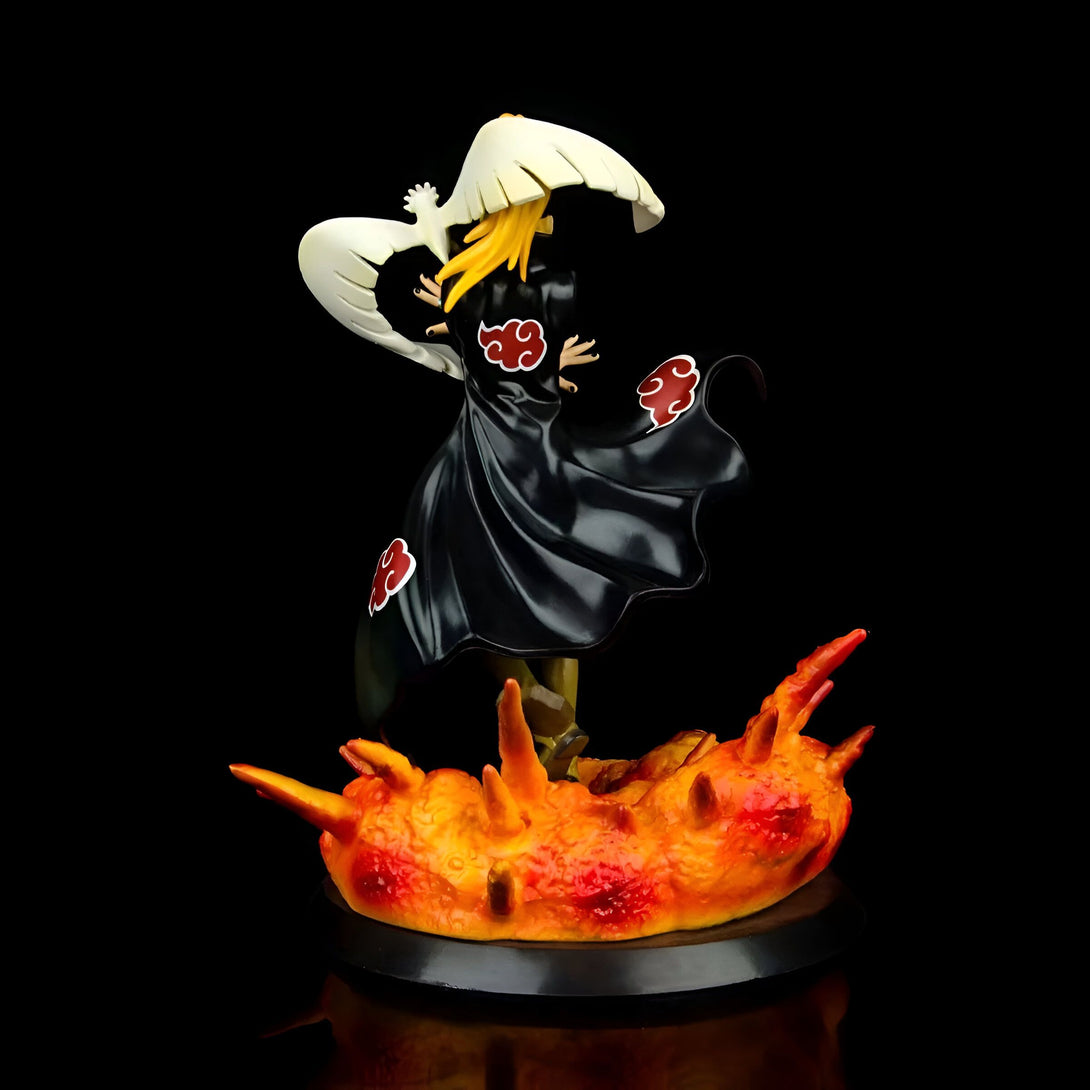 Statue de Pain du manga Naruto, debout sur une base de feu et portant son manteau noir orné du symbole d'Akatsuki.