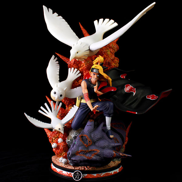 Statue de Pain du manga Naruto, debout sur un rocher avec trois oiseaux blancs et un manteau noir.