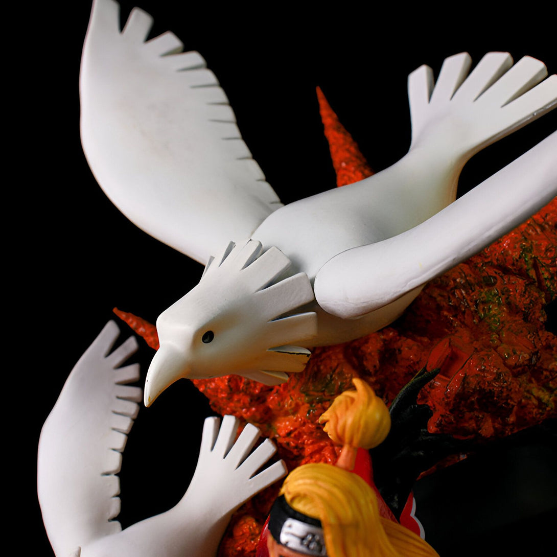 Un gros plan sur un faucon blanc en vol, les ailes déployées, sur fond de flammes orange.