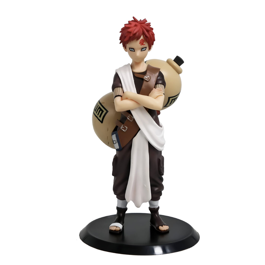 Figurines Naruto - Figurine de Gaara portant son gourde et avec ses bras croisés.