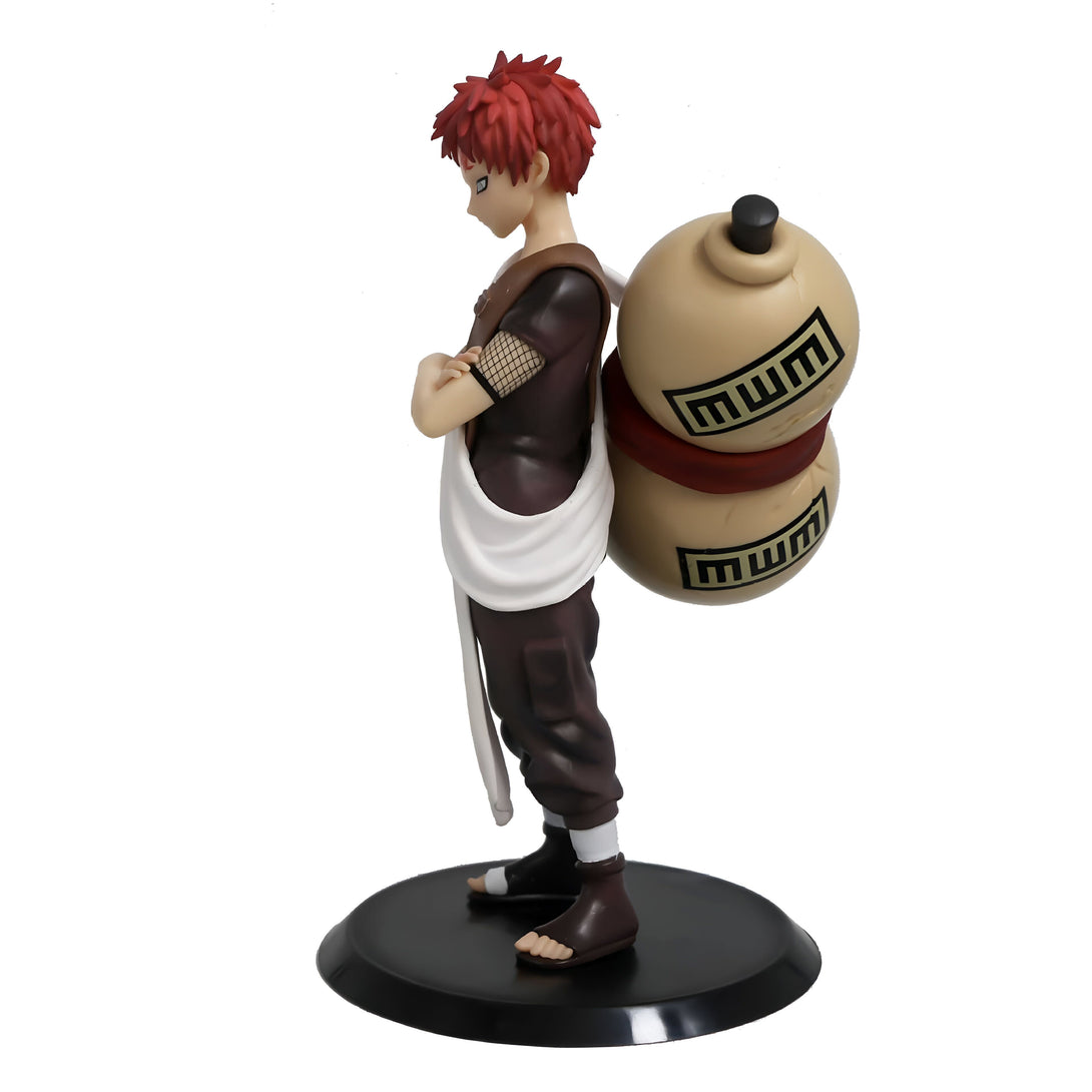 Figure de Gaara du manga Naruto, portant sa tenue caractéristique et ses gourdes de sable.  La figurine est posée sur un socle noir.