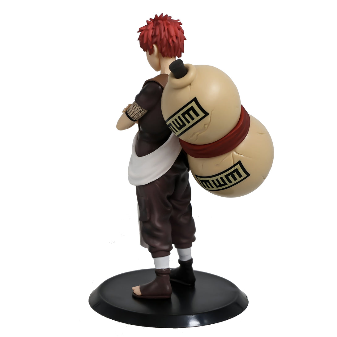Figure de Gaara, personnage de Naruto, avec son gourd  de sable.  Le personnage est représenté dans une pose dynamique, prêt à se battre. La figurine est très détaillée et est parfaite pour les fans de Naruto.