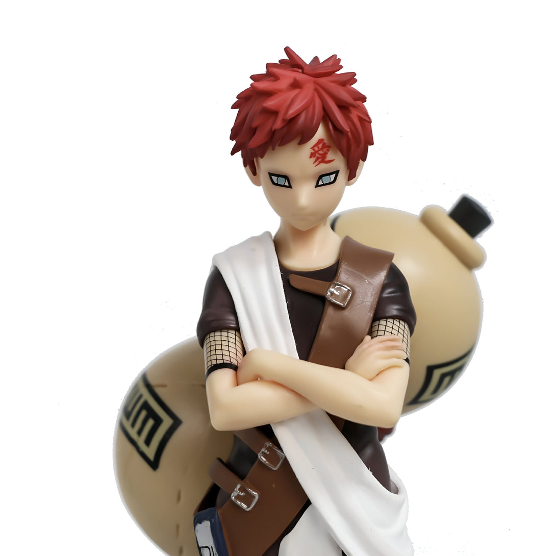 Figure de Gaara de Naruto avec ses cheveux rouges, son bandeau frontal et son sac de sable.