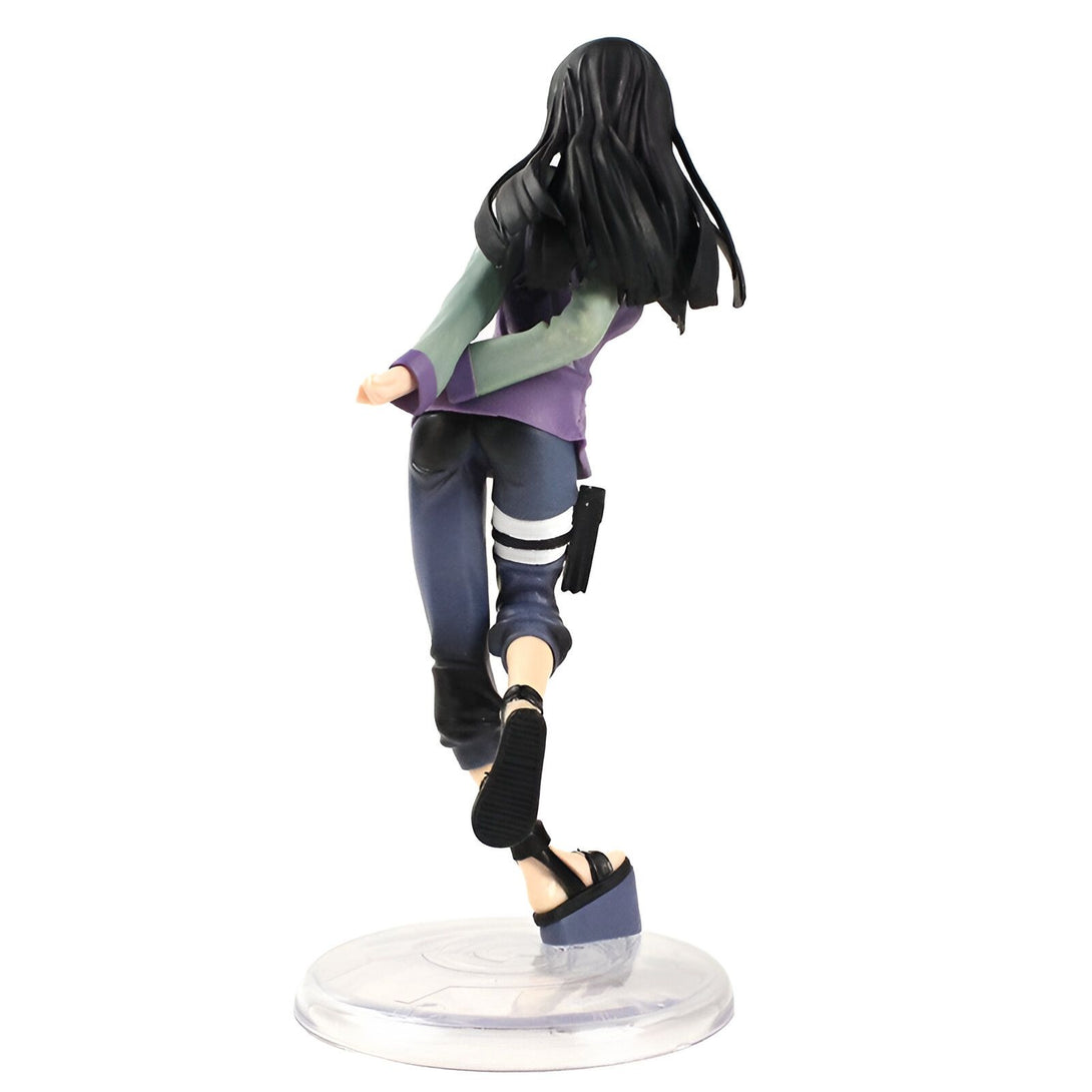 Figurines de collection Naruto - Hinata Hyuga, de dos, portant une veste violette et un pantalon bleu, debout sur un socle transparent.