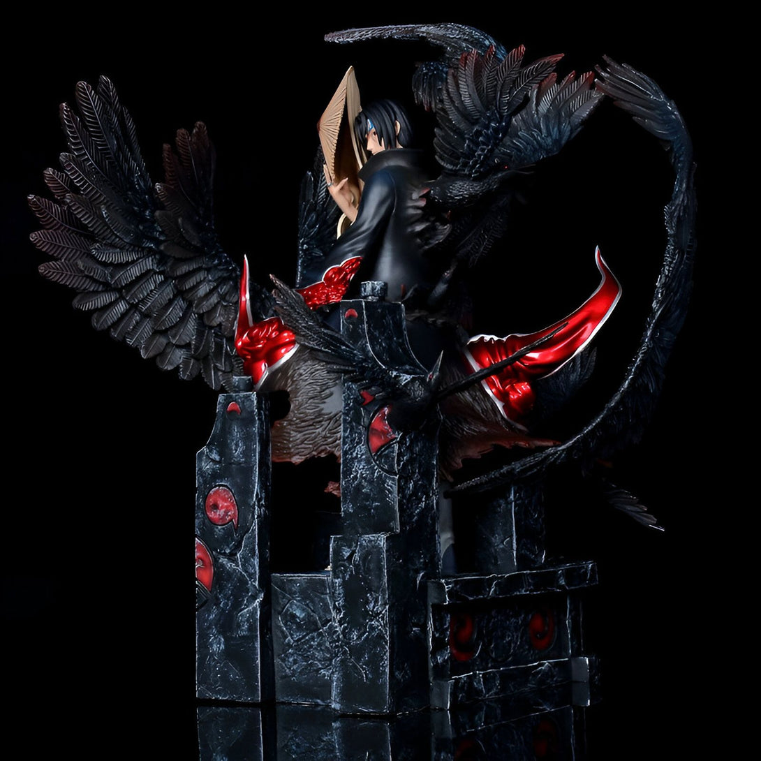 Statue de Naruto en PVC représentant Itachi Uchiha dans sa forme de Mangekyo Sharingan, assis sur un trône entouré de corbeaux noirs, avec un fond noir.