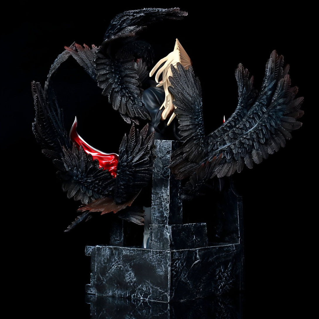 Statue de collection de Naruto représentant Sasuke Uchiha avec ses ailes noires déployées. La statue est posée sur un socle en pierre.