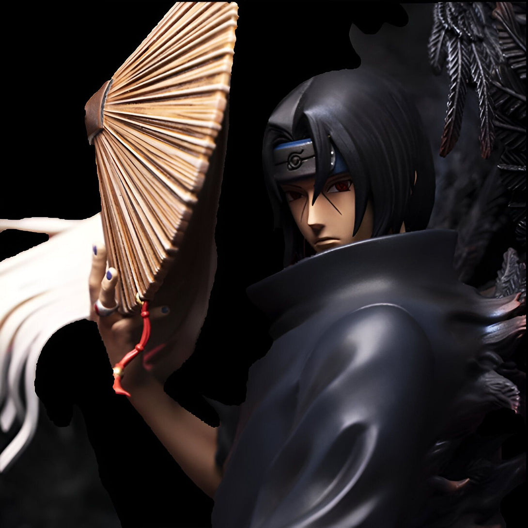 Figurines de collection Naruto : Obito Uchiha tenant un éventail en bois avec une tenue noire et des plumes noires derrière lui.