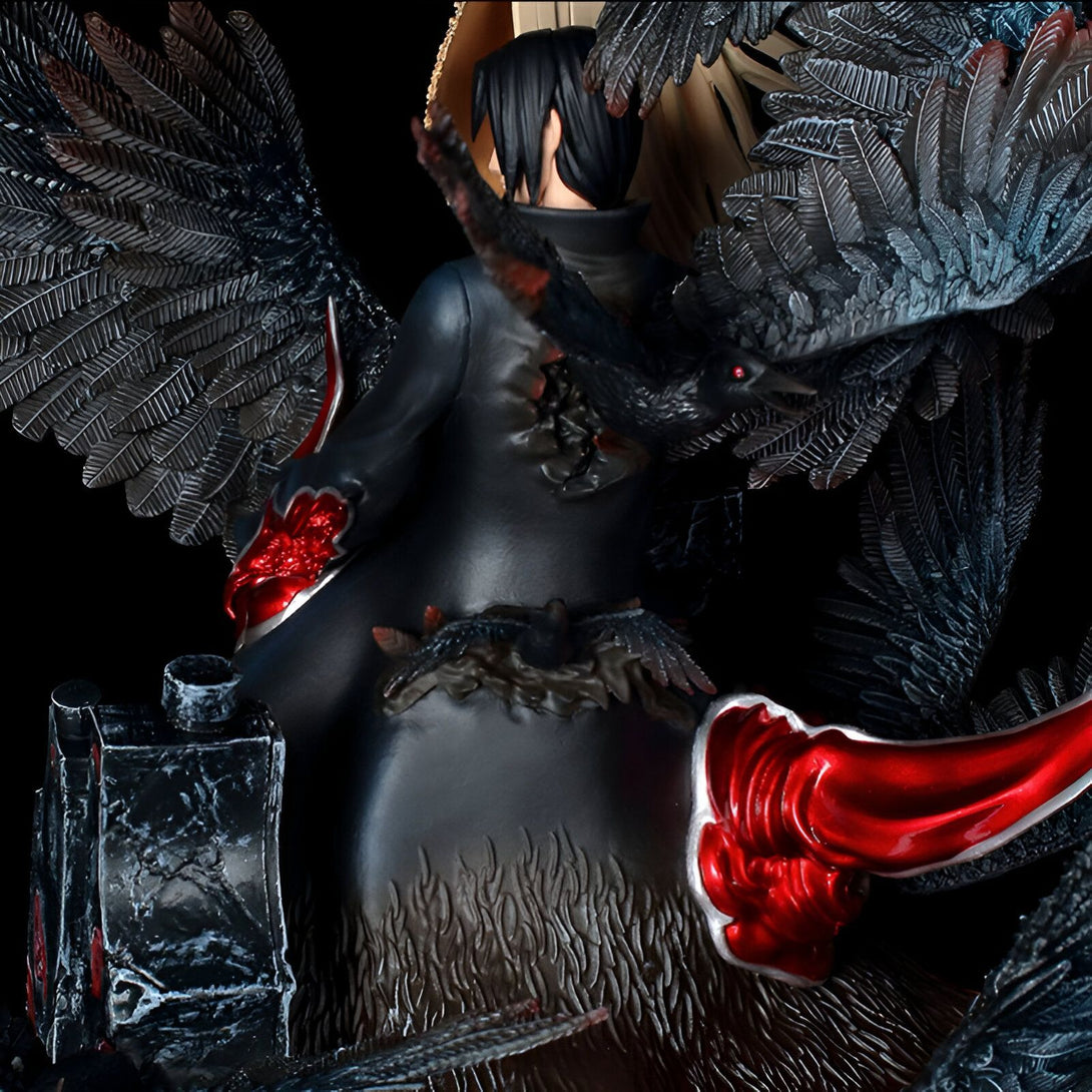 Statue de Sasuke Uchiha en tenue de Mangekyo Sharingan, avec des corbeaux noirs et des ailes déployées.