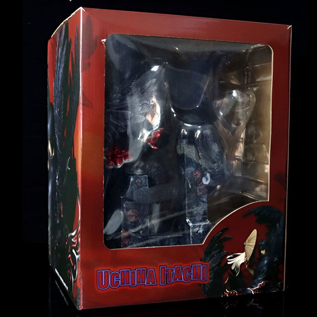 Boîte de figurine d'Uchiha Itachi du manga Naruto, avec une figurine de Itachi en tenue noire, sur fond rouge avec un aigle noir et le nom "Uchiha Itachi".