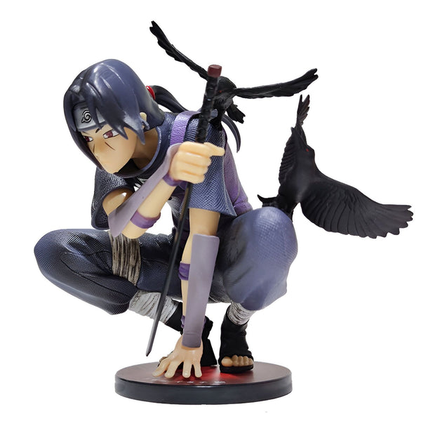 Figurine de Sasuke Uchiha de Naruto, dans une pose agressive avec un corbeau noir sur son épaule.  Il tient une épée dans sa main droite et regarde vers le bas.