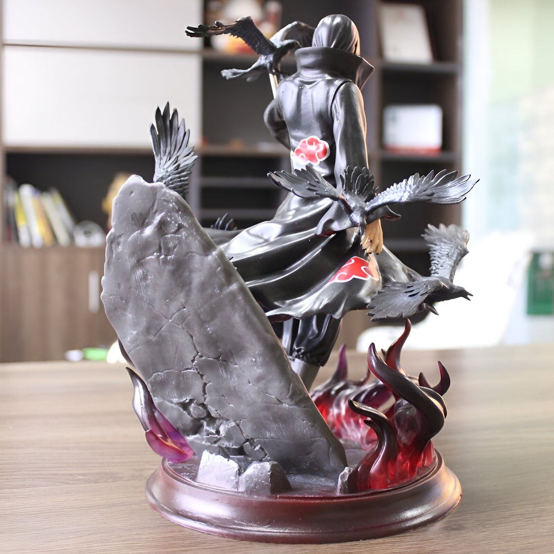 Statue en PVC de Madara Uchiwa, un personnage de la série anime Naruto, debout sur une base de flammes, entouré de corbeaux noirs. La statue est de haute qualité et détaillée. Elle est parfaite pour les fans de Naruto.