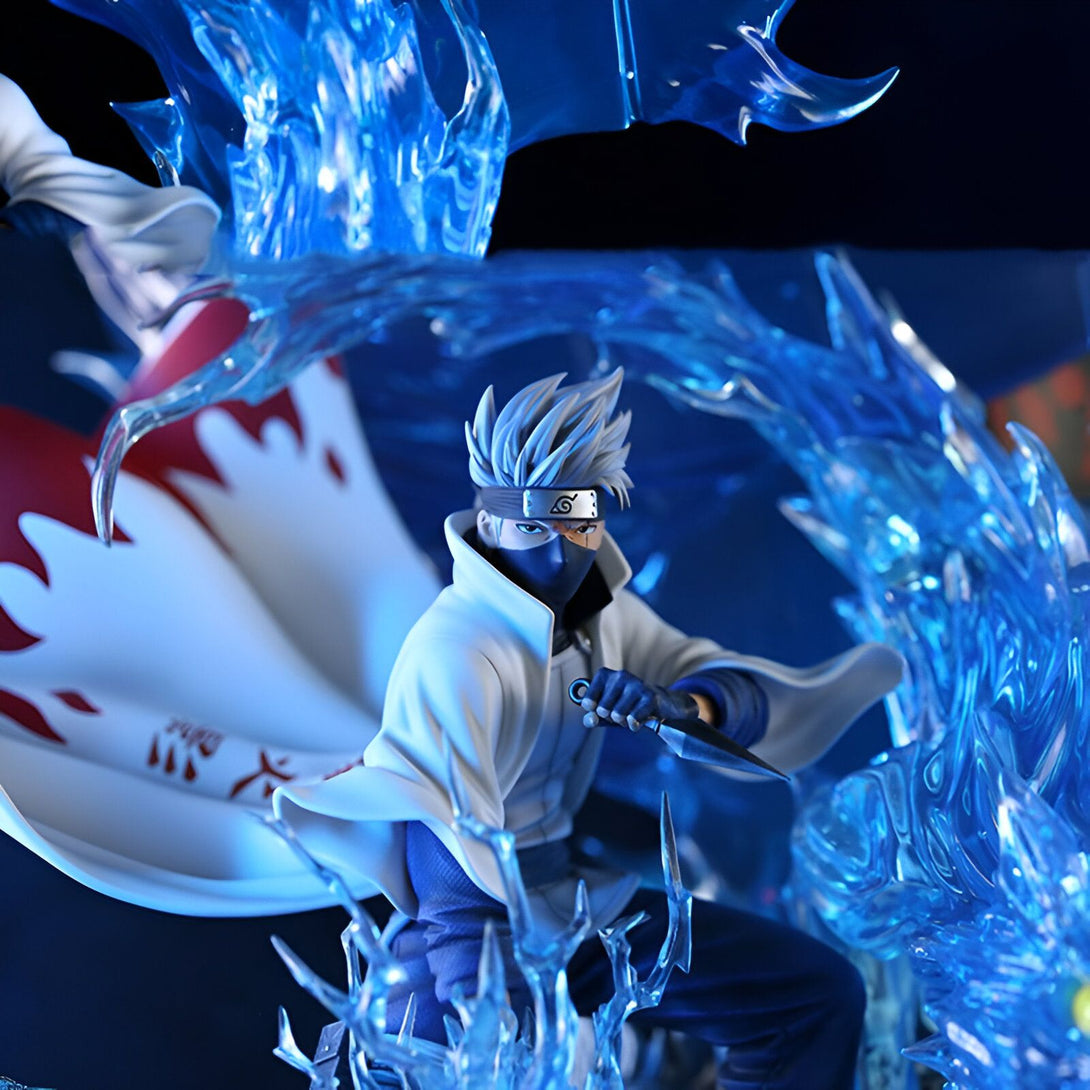 Statue de Kakashi Hatake en mode Sharingan, avec des éclairs de glace bleues derrière lui. Cette figurine est parfaite pour les fans de Naruto.