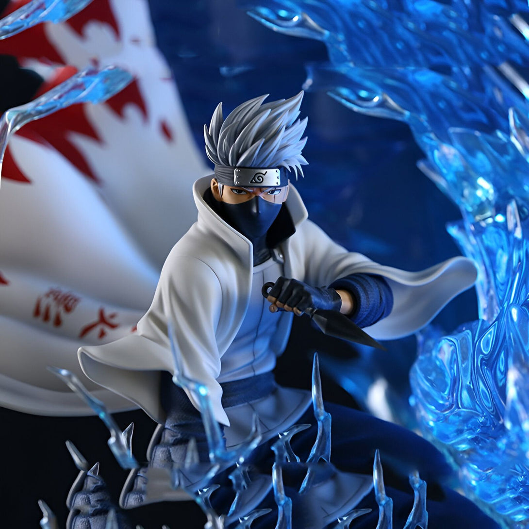 Figure de collection de Kakashi Hatake en mode Sharingan, vêtu de son uniforme blanc de l'Akatsuki, avec une base de glace bleue et un effet de combat.