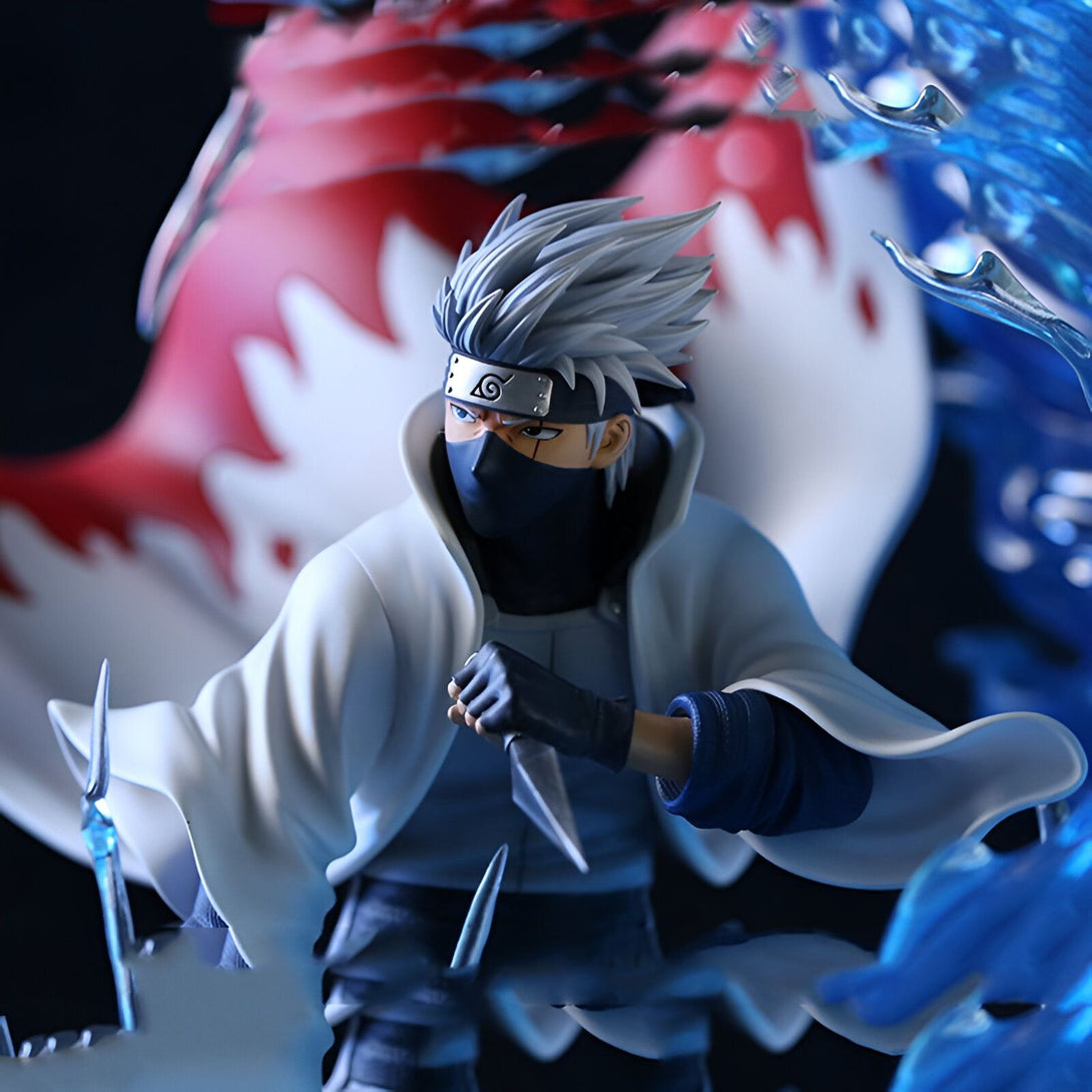 Kakashi Hatake, personnage de l'anime Naruto, dans une pose de combat avec un fond de vague bleue et de fumée rouge. Figurine de collection de haute qualité.