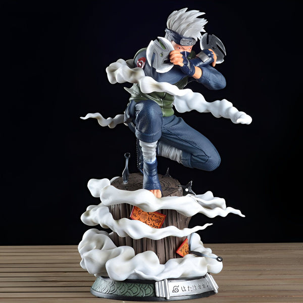 Figurine de Kakashi Hatake de l'anime Naruto, debout sur un socle en bois avec des nuages blancs. Il tient des kunais dans ses mains et est prêt à attaquer.