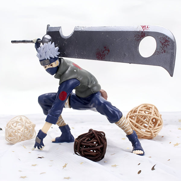 Figurines Naruto Shippuden, représentant le personnage de Kakashi Hatake avec son Sharingan activé, tenant son épée, une version parfaite pour les collectionneurs et les fans de l'anime.
