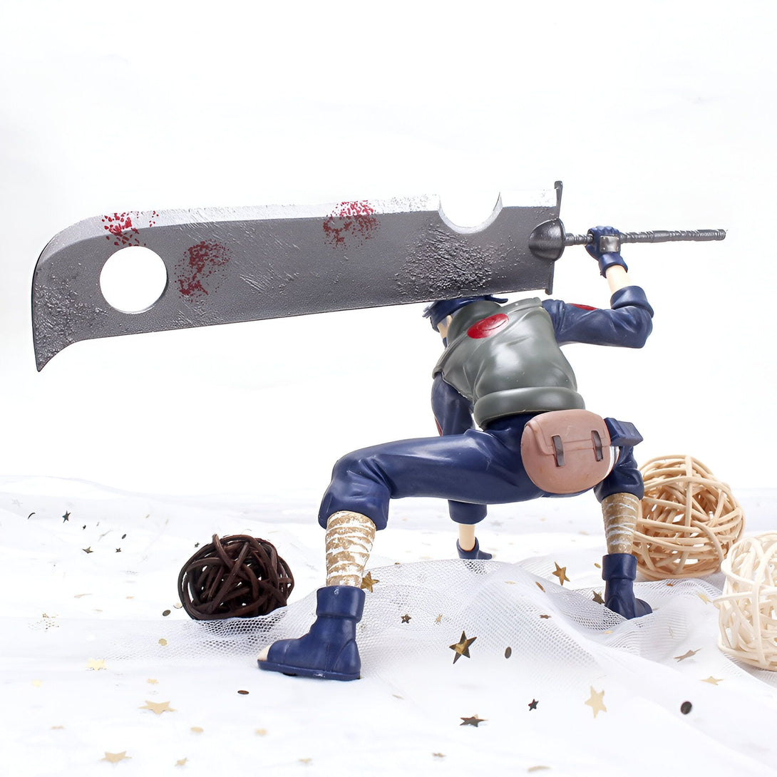 Figure de Sasuke Uchiha de Naruto Shippuden tenant son épée massive, Zabusa. Le personnage est en posture de combat, prêt à affronter ses ennemis. La figurine est sur un fond blanc décoré d'étoiles dorées et de boules de paille.