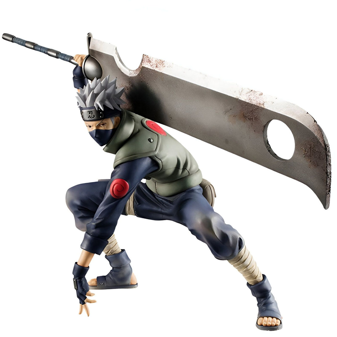 Figurine de Kakashi Hatake de Naruto, prêt au combat avec son épée massive, portant son bandeau frontal et son uniforme de ninja.