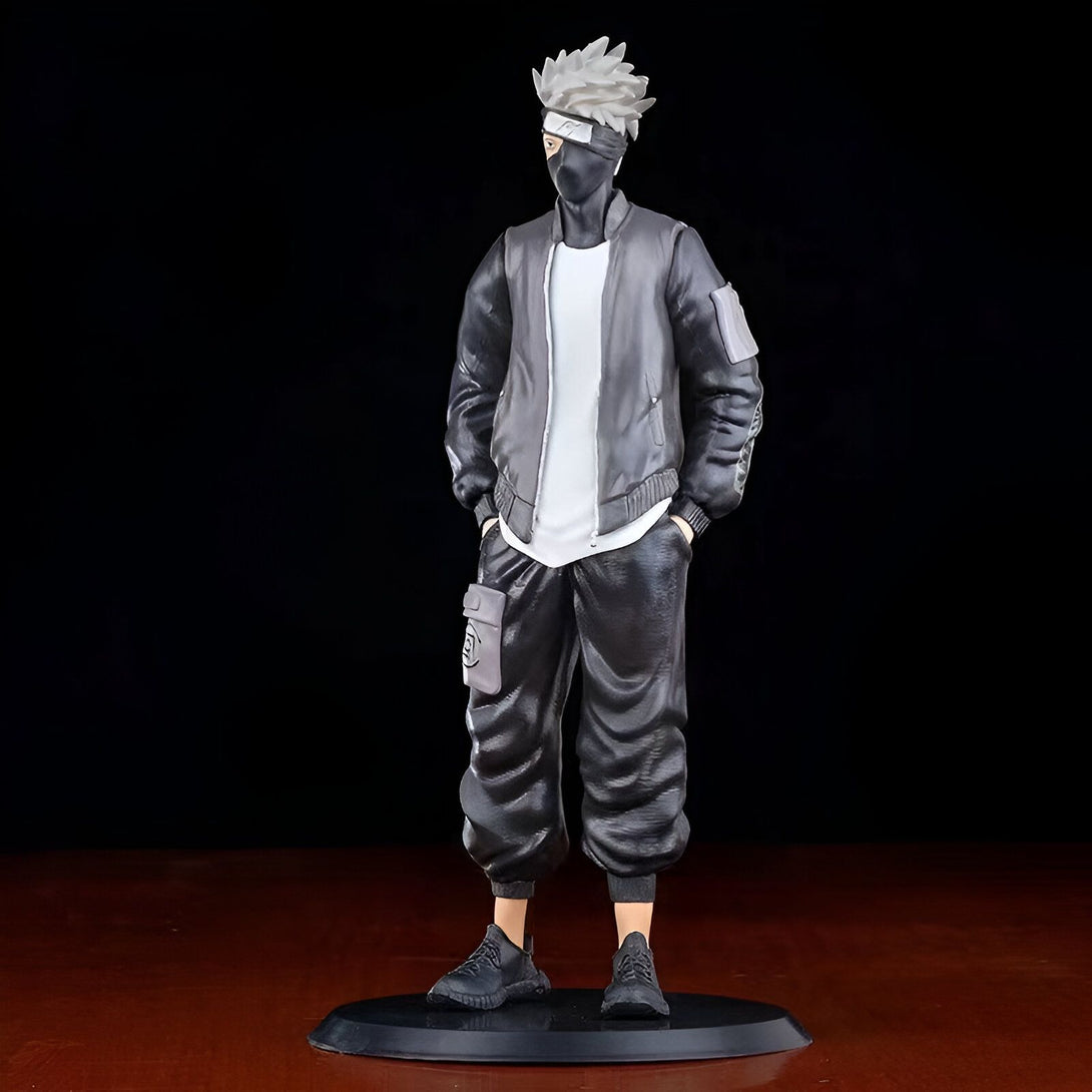 Figure de collection de Kakashi Hatake de Naruto, portant un masque et des vêtements noirs et blancs.