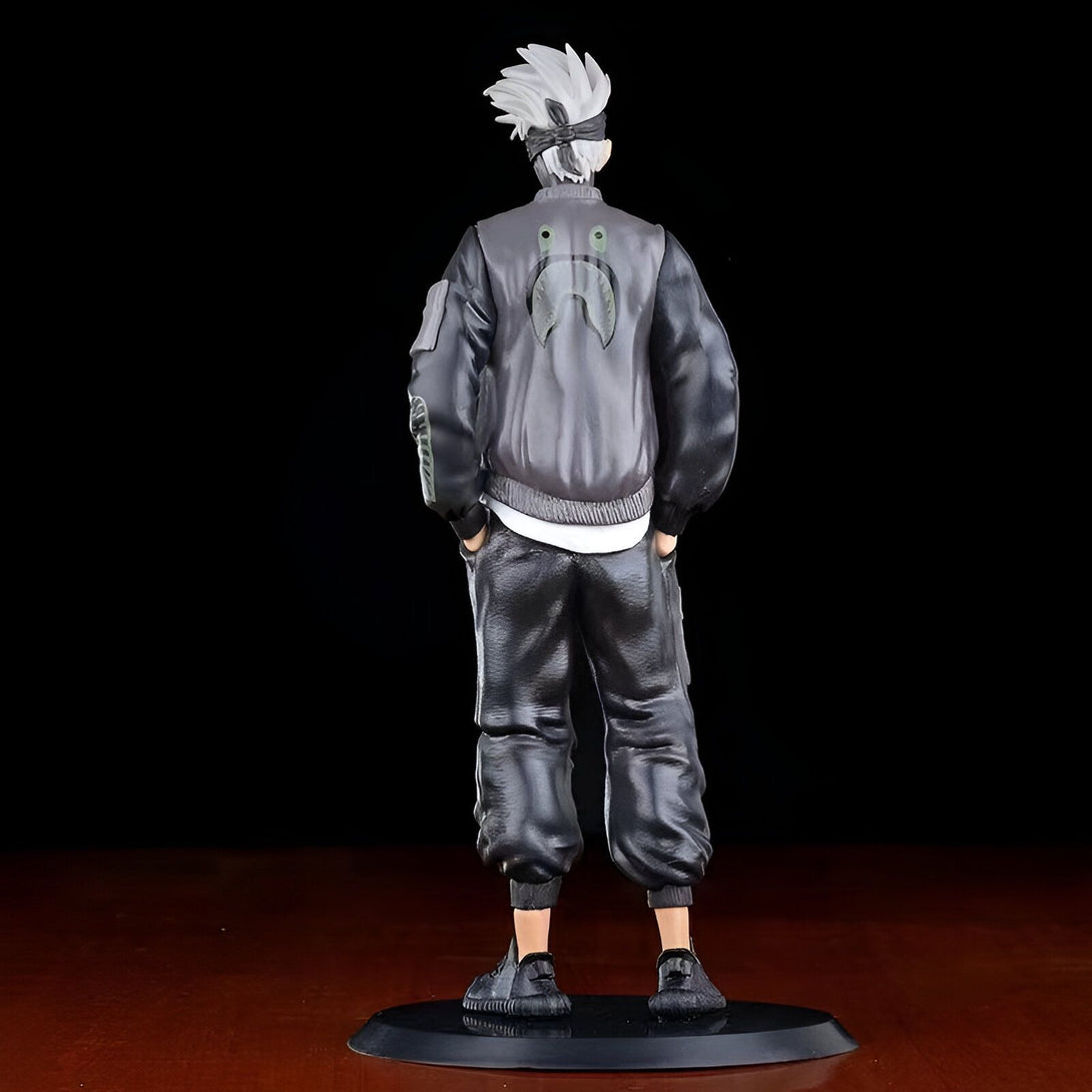 Figurines Naruto en édition limitée avec un design streetwear, portant une veste noire et un pantalon noir, vu de dos.