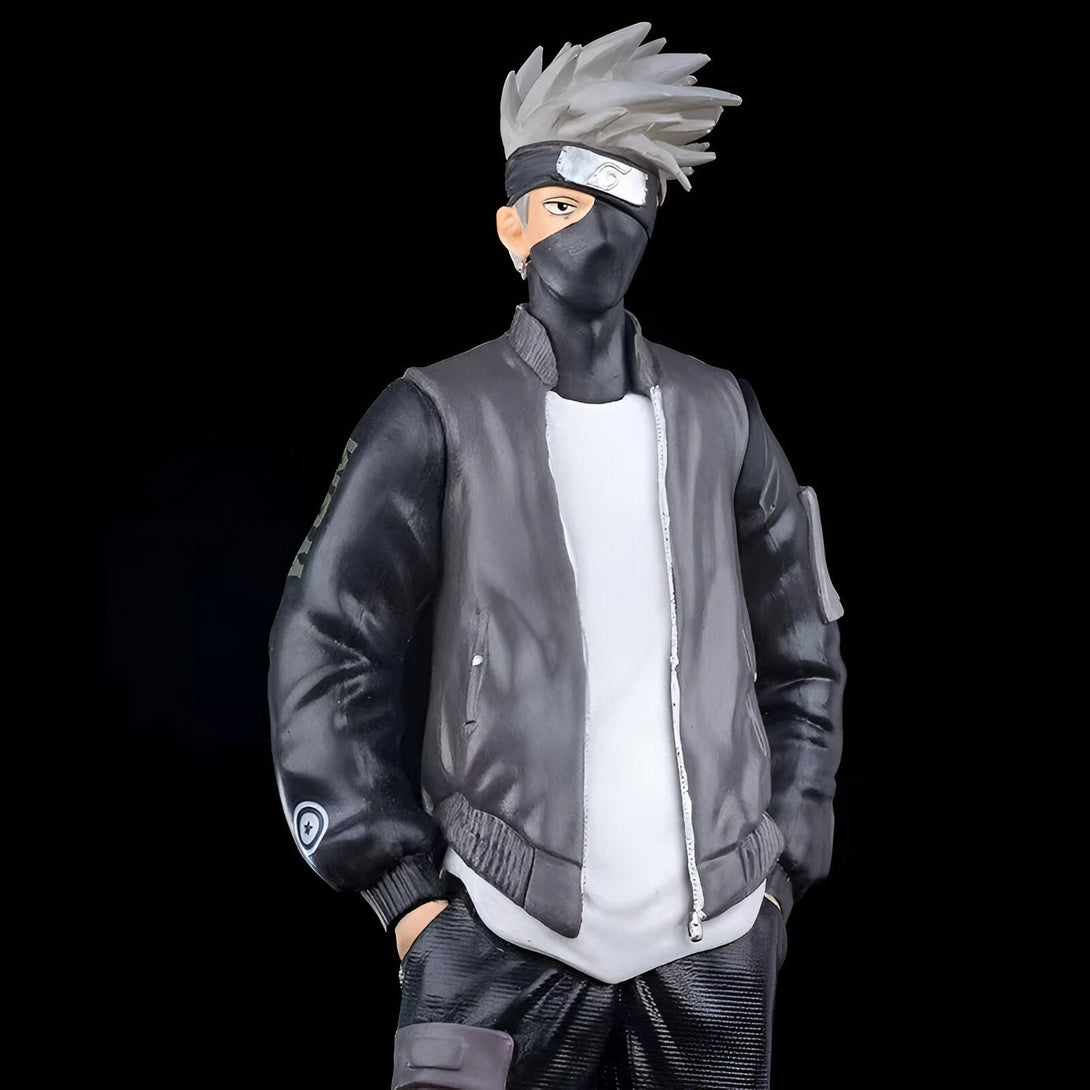 Figure de Kakashi Hatake, un personnage de l'anime Naruto, portant une veste noire et grise et un masque noir.