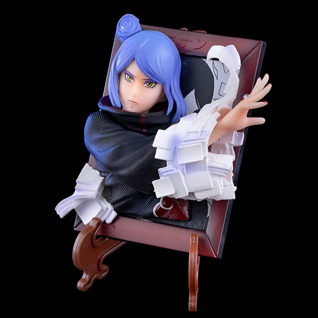 Figurines de collection Naruto représentant Konan, personnage féminin de l'anime, dans un cadre. Elle porte une tenue noire et blanche et a les cheveux bleus.